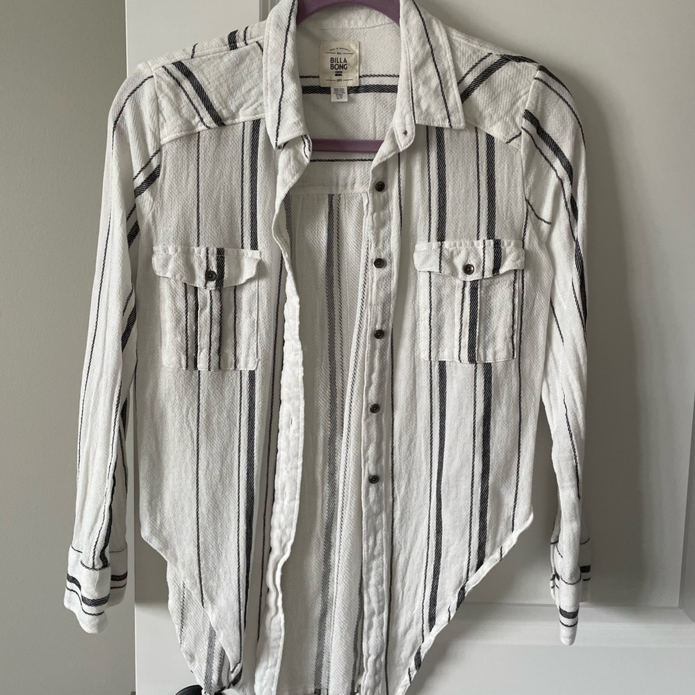 Billabong size S button down top